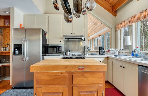 Hadley House | Stunning 5Br Waterfront Retreat with Ocean & Lake Views