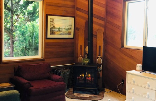 Artondale Apartment | Inviting Lakehouse Apartment: Steps to Waterfront Bliss