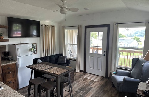 Afton Cabin | Inviting Lakeview Cabin with Boat Parking, Ideal for Families