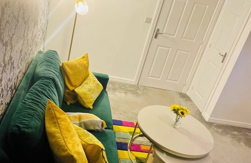 Clyst St Mary House | Cozy Large 3 Bed Townhouse with Free Parking! M5 exit nearby! Contractors!