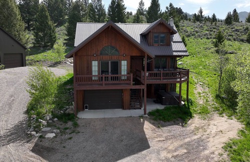 Polaris House | Inviting Cabin with Hot Tub, Skiing & Trails Nearby