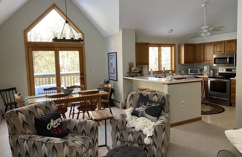 Lincoln House | Inviting Ski Condo with Fireplace, Family-Friendly & Shuttle