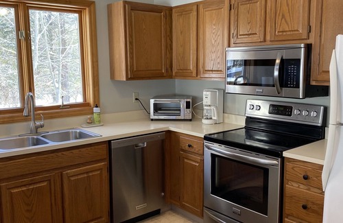 Lincoln House | Inviting Ski Condo with Fireplace, Family-Friendly & Shuttle