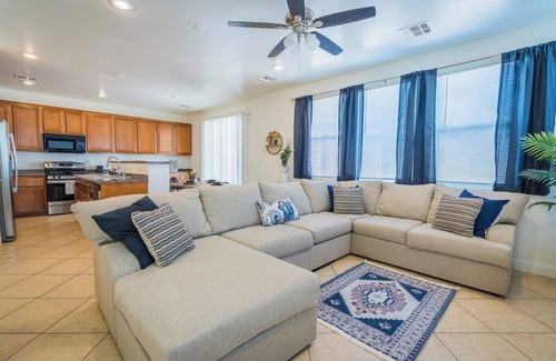 North Las Vegas House | Inviting Las Vegas Family Home with Breakfast & Kitchen