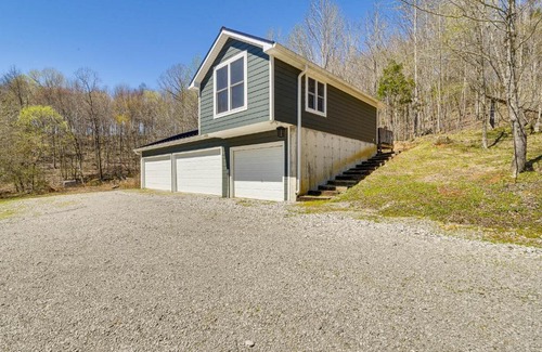 Sharon Grove Apartment | Inviting Lewisburg Retreat with Deck and Lake Access
