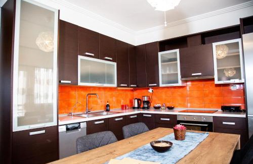Maniakoi Apartment | Warm and Welcoming Hotel for Family and Pet Travelers