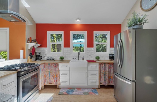 Southeast Salem Cottage | Inviting Lilly Cottage: Family-Friendly Getaway in Salem