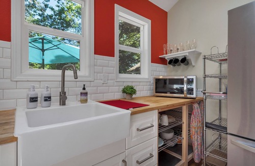 Southeast Salem Cottage | Inviting Lilly Cottage: Family-Friendly Getaway in Salem