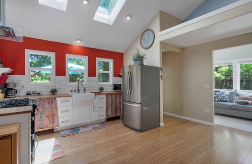 Southeast Salem Cottage | Inviting Lilly Cottage: Family-Friendly Getaway in Salem