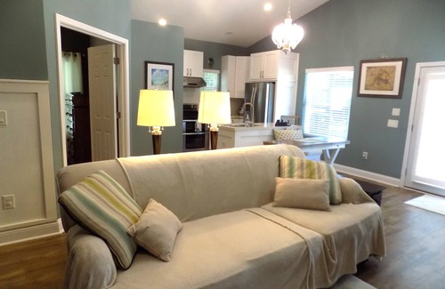 Northeast Pensacola Cottage | Charming Guest Cottage Minutes from Airport with Breakfast