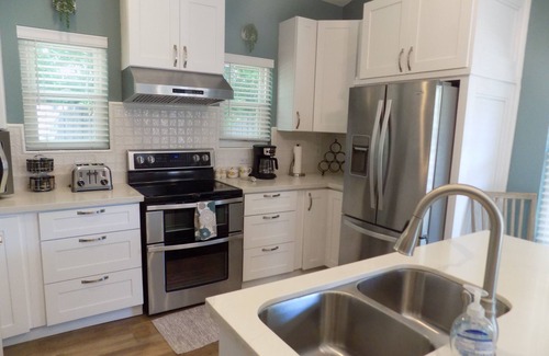 Northeast Pensacola Cottage | Charming Guest Cottage Minutes from Airport with Breakfast