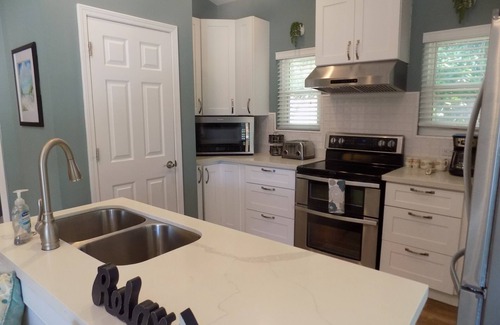 Northeast Pensacola Cottage | Charming Guest Cottage Minutes from Airport with Breakfast