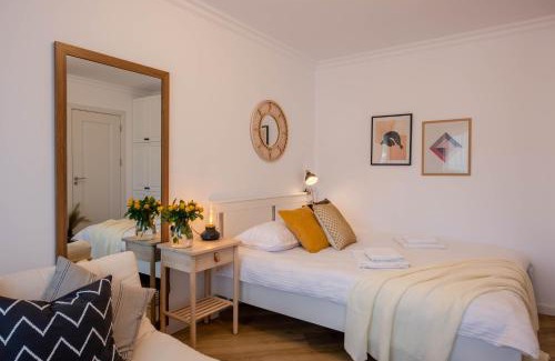 Sighetu Marmatiei Apartment | Welcoming Retreat: 4-Star Hotel with Kitchen Amenities