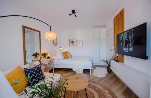 Sighetu Marmatiei Apartment | Welcoming Retreat: 4-Star Hotel with Kitchen Amenities