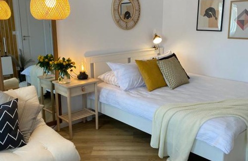 Sighetu Marmatiei Apartment | Welcoming Retreat: 4-Star Hotel with Kitchen Amenities