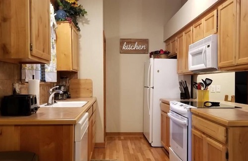 Branson West Cabin | Inviting Lodge with Private Hot Tub in Golf Resort