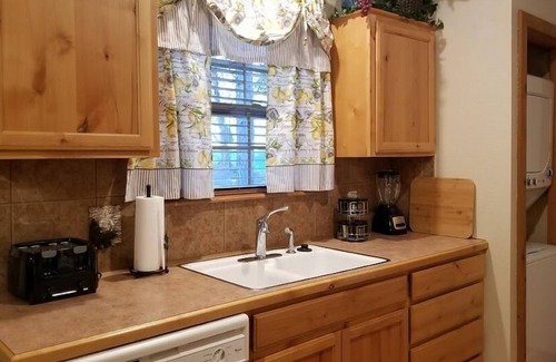 Branson West Cabin | Inviting Lodge with Private Hot Tub in Golf Resort
