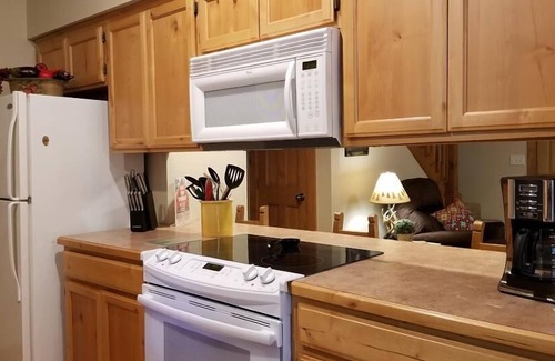 Branson West Cabin | Inviting Lodge with Private Hot Tub in Golf Resort