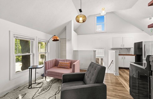 Detroit - Shoreway Apartment | Cozy Loft Apartment in Ohio City