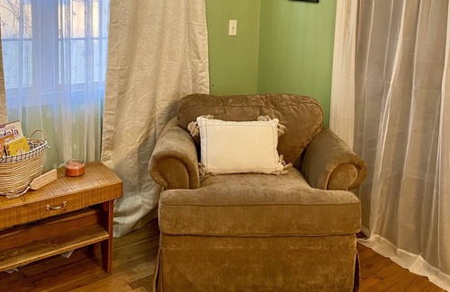 Bunker Hill Apartment | Cozy Loft Steps from BG’s Restaurant with Breakfast Included