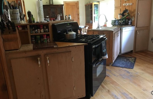 Hesperus House | Inviting Country Loft with Shared Living Space & Breakfast