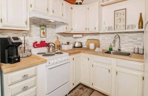 Nashville Apartment | Cozy Loft on Main over Ooey Gooey Cafe