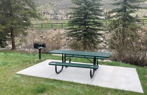 Highland Meadows Condo | Cozy Lofted Condo with Resort Style Amenities! Picturesque Views! Free Shuttle and Parking! #301