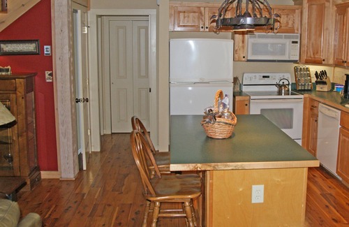 Seven Devils Cabin | Cozy Mountain Cabin with Lake View and Spa Amenities