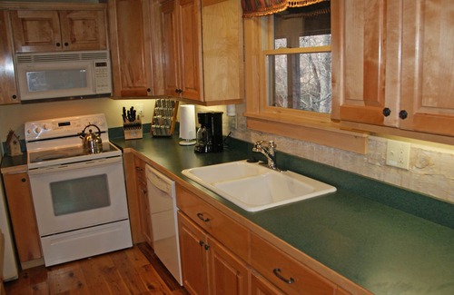 Seven Devils Cabin | Cozy Mountain Cabin with Lake View and Spa Amenities
