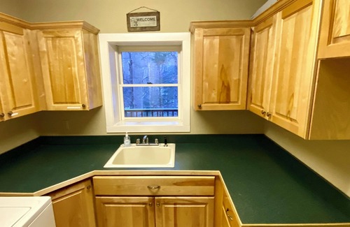 Seven Devils Cabin | Cozy Mountain Cabin with Lake View and Spa Amenities
