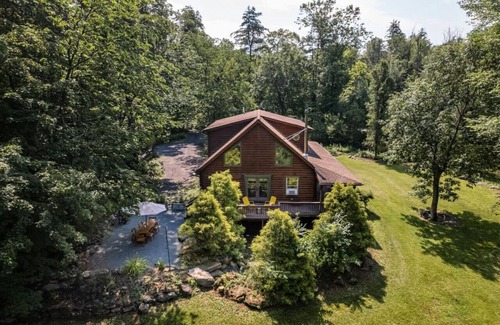Kerhonkson Cabin | Cozy Log Cabin | Firepit Stream O&W Rail Trail