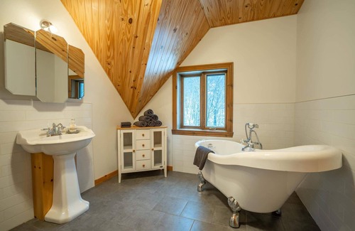 Val-des-Lacs Ski Chalet | Inviting Log Cabin Retreat with Spa and Hot Tub Amenities