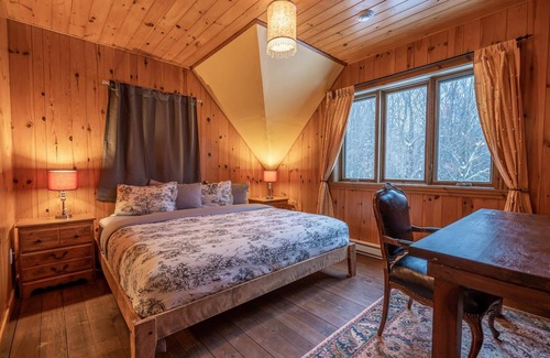 Val-des-Lacs Ski Chalet | Inviting Log Cabin Retreat with Spa and Hot Tub Amenities
