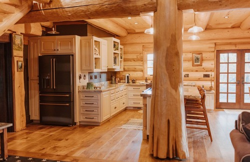 Kingsburg Cabin | Inviting Log Cabin Retreat in Kingsburg with Breakfast