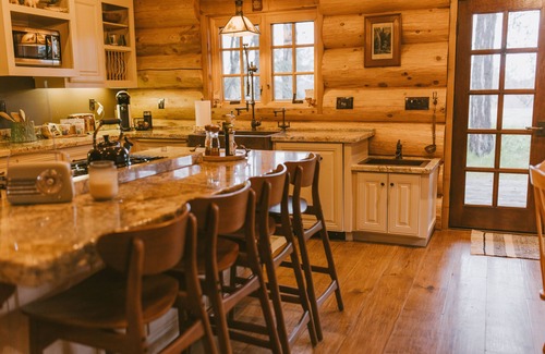 Kingsburg Cabin | Inviting Log Cabin Retreat in Kingsburg with Breakfast