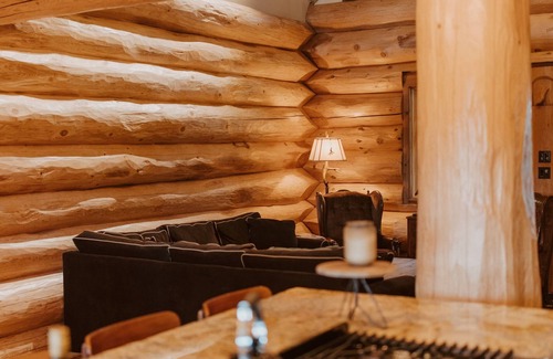 Kingsburg Cabin | Inviting Log Cabin Retreat in Kingsburg with Breakfast