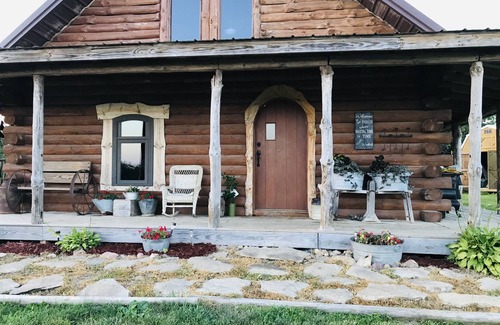 Mercer County Cabin | Charming Log Cabin Retreat with Pet-Friendly Amenities