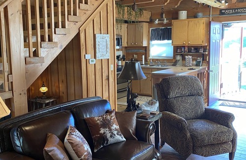 Vesta House | Charming Log Cabin by the Parkway with Ocean Views