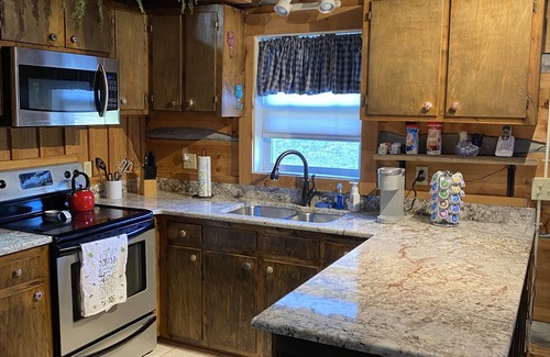 Vesta House | Charming Log Cabin by the Parkway with Ocean Views