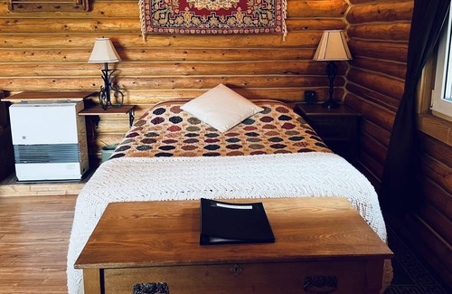 Fairbanks Cabin | Charming Log Cabin on Historic Dog Sledding Site