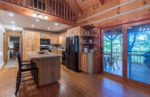 Highlands Cabin | Cozy Log Cabin with Breathtaking Views & Family-Friendly Perks