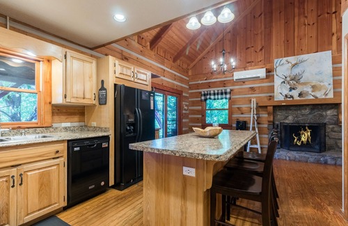 Highlands Cabin | Cozy Log Cabin with Breathtaking Views & Family-Friendly Perks