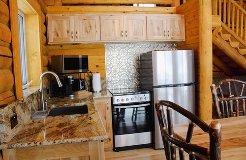 La Farge Cabin | Inviting Log Cabin Retreat with Sauna & Spa Amenities