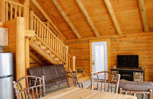 La Farge Cabin | Inviting Log Cabin Retreat with Sauna & Spa Amenities