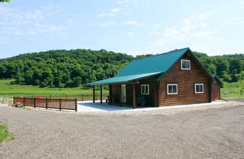 La Farge Cabin | Inviting Log Cabin Retreat with Sauna & Spa Amenities