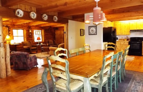 Divide Cabin | Inviting Log Home Retreat with Hot Tub & Decks on 50 Acres