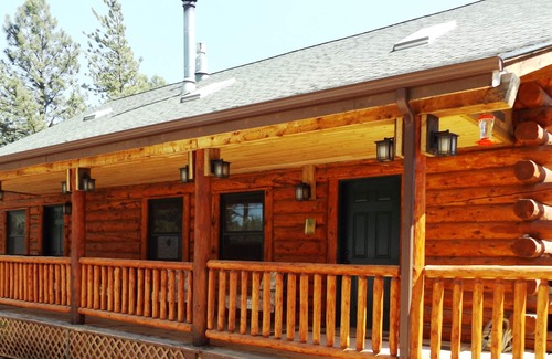 Divide Cabin | Inviting Log Home Retreat with Hot Tub & Decks on 50 Acres