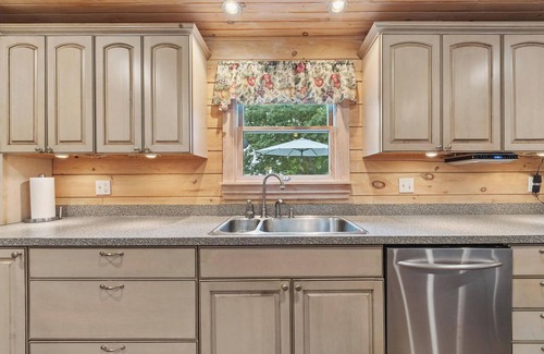 Penobscot Cabin | Cozy log house with waterfront access