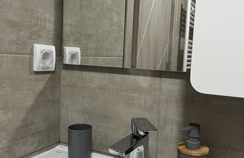 Kisela Voda House | Cozy lux and modern apartment with 1 bedroom, full kitchen, WiFi, AC in Skopje.