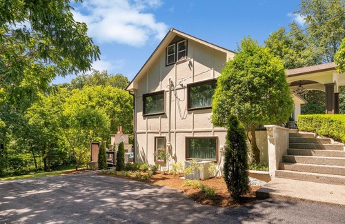 College Grove House | Quaint Cottage Retreat Near Arrington Vineyards - 10/10 Rated